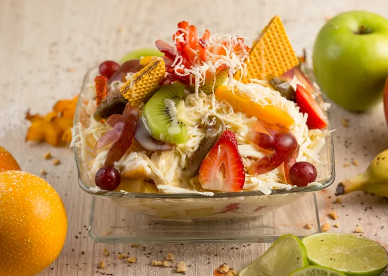 Ensalada de frutas frescas con queso, uvas, kiwi y obleas