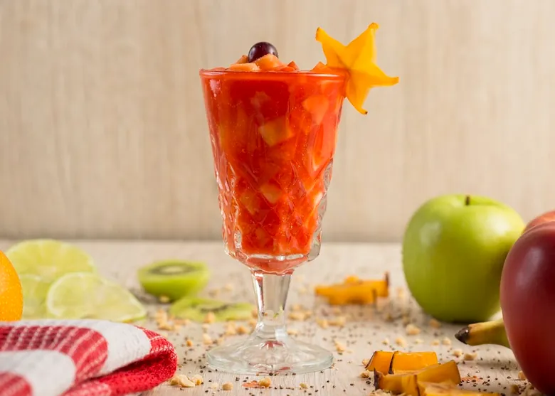 Salpicón de frutas picadas servido en copa con carambola